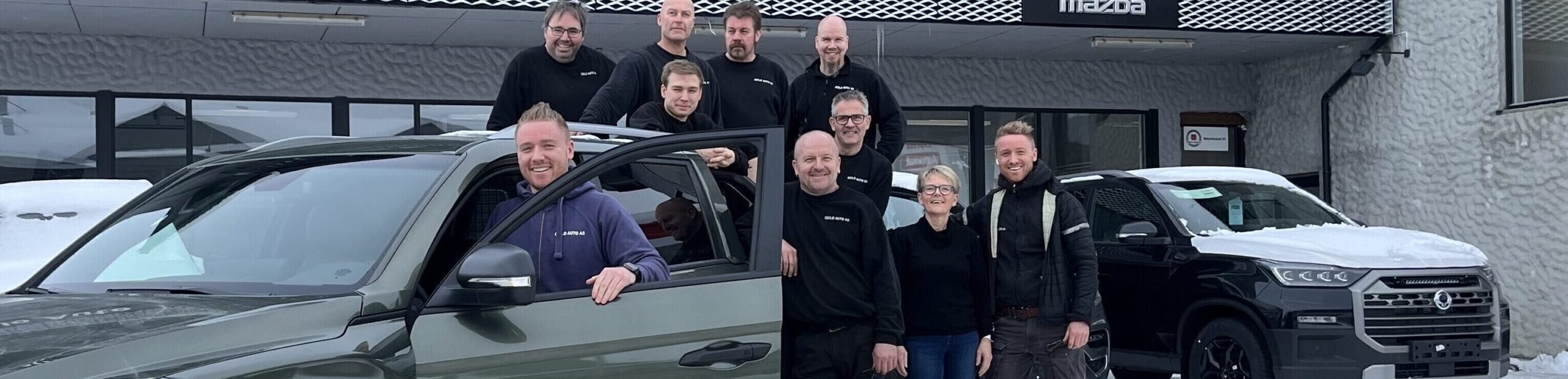 Teamet ved Geilo Auto AS foran forretningen på Geilo